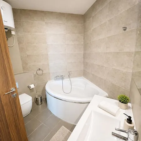 Deluxe 3-bedroom With Jacuzzi, Prime Location, Close To Paceville And Seafront Is-Swieqi