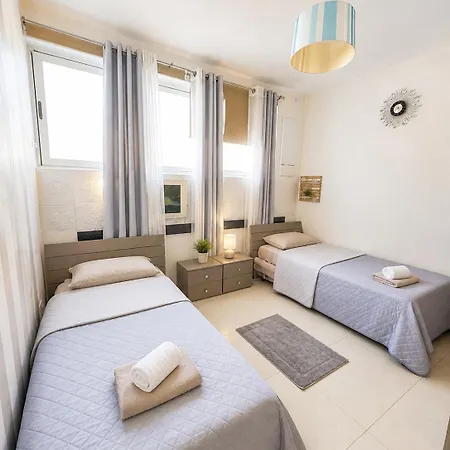 Deluxe 3-bedroom With Jacuzzi, Prime Location, Close To Paceville And Seafront דירה *